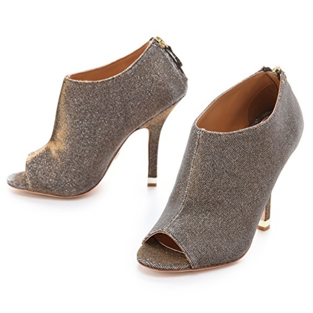 Badgley Mischka

Pewter Mysti Peep Toe Booties